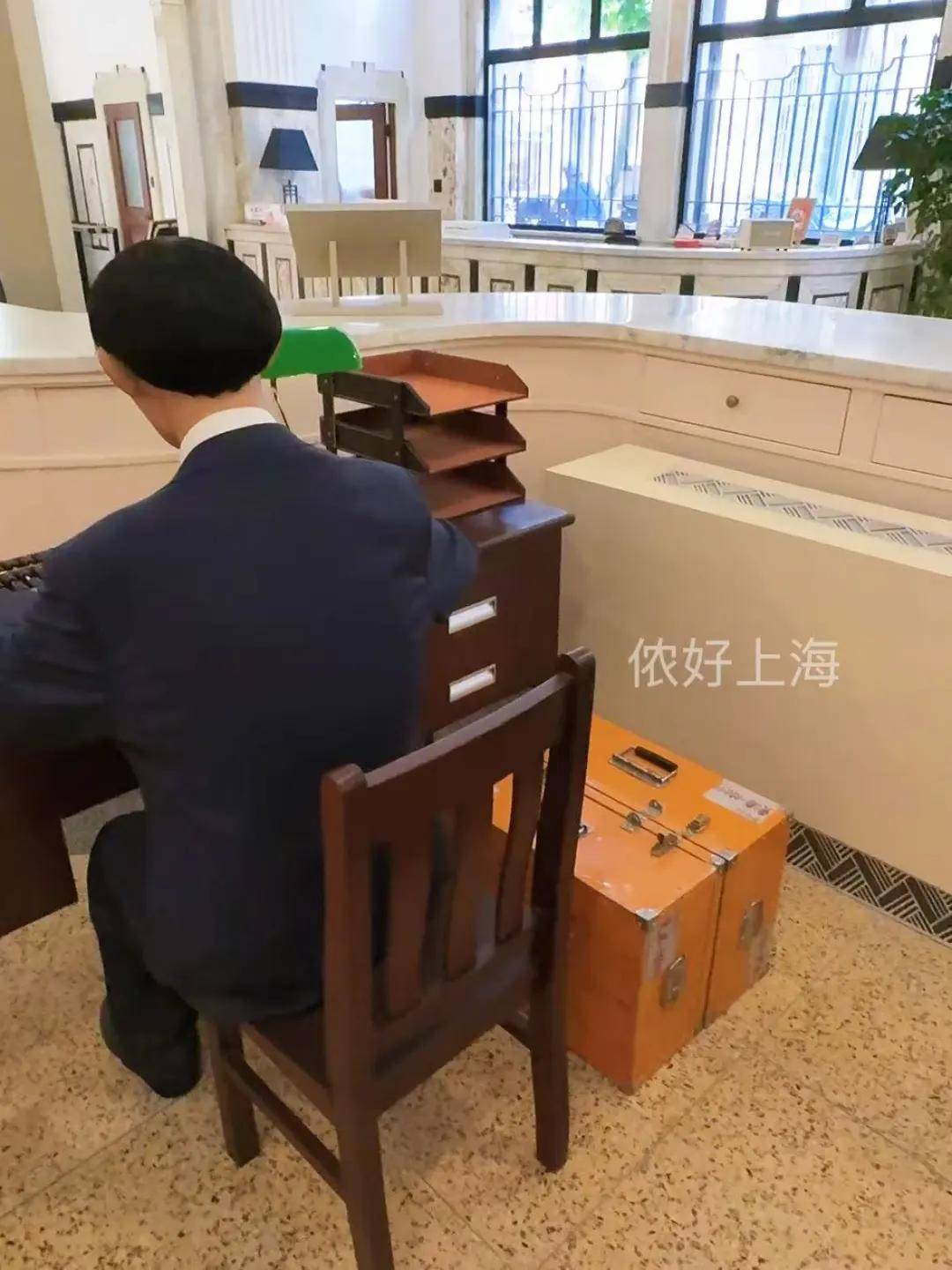 外滩这座百年老建筑藏着金库ins风旋转楼梯还有财神纸币