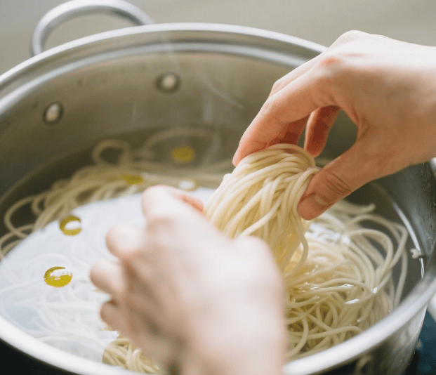 烹饪面条时，面条并不粘，光滑且充满活力。他