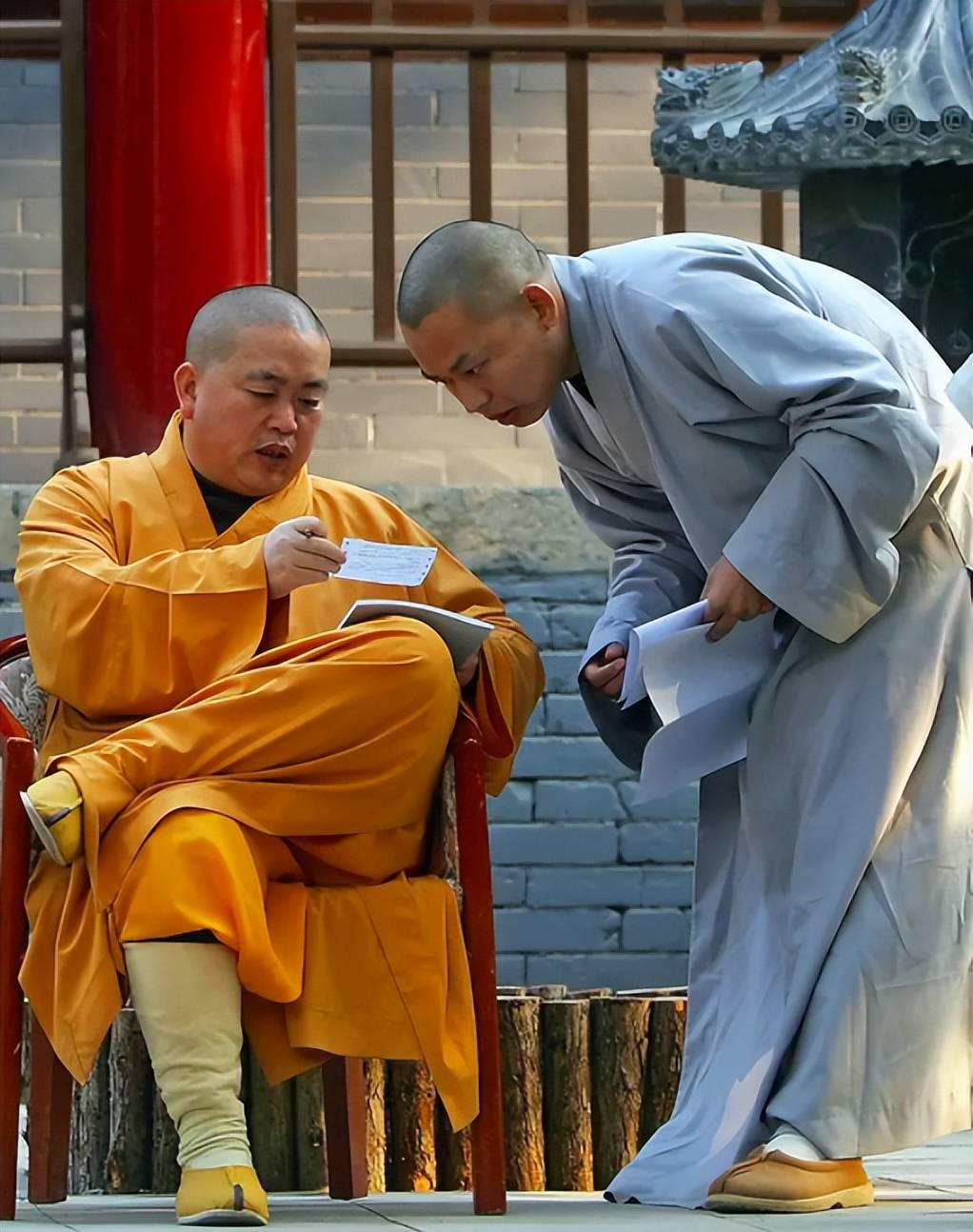 再看前任释永信,从出家到执掌少林,只花了六年,他更像一位叱咤风云的