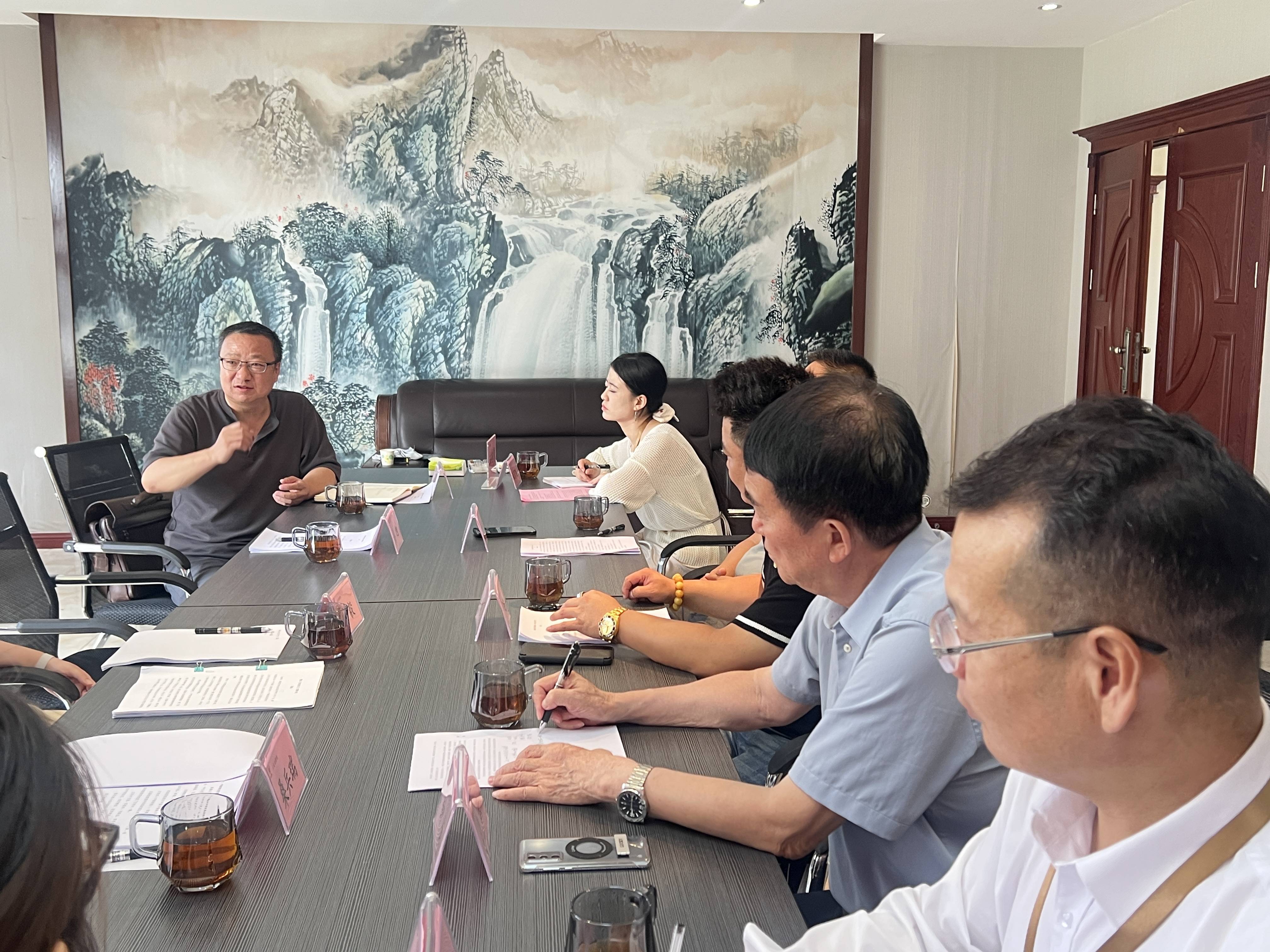 根据邵小林原型改编的电影《向光而行》剧本研讨会在新疆举行