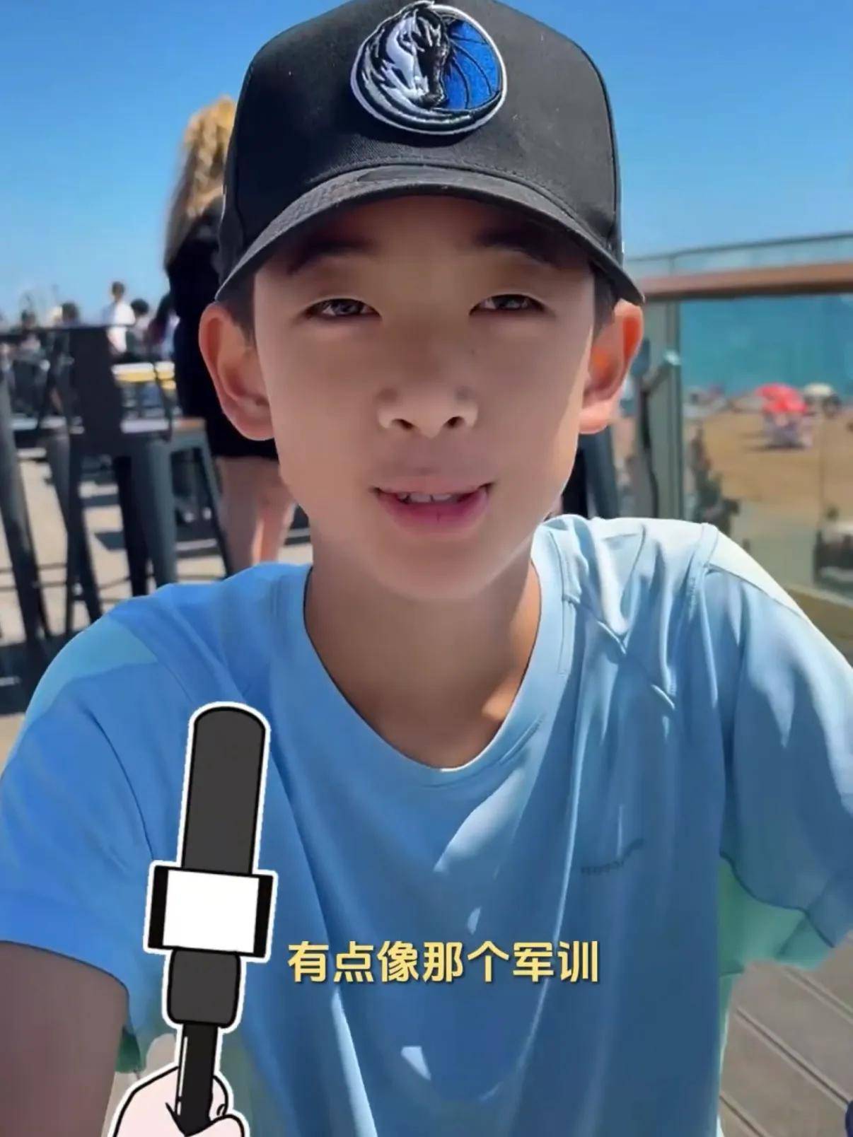 jasper结束英国夏令营应采儿带小儿子去接母子三人互动有爱