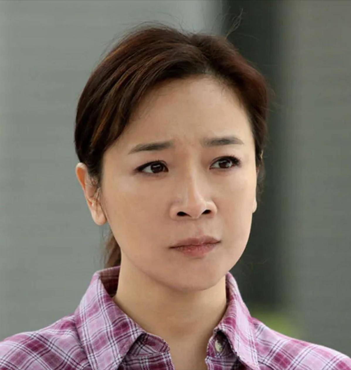 57岁陈小艺一家现身太白山导演老公站不稳被儿子抱怀中又瘦又苍老