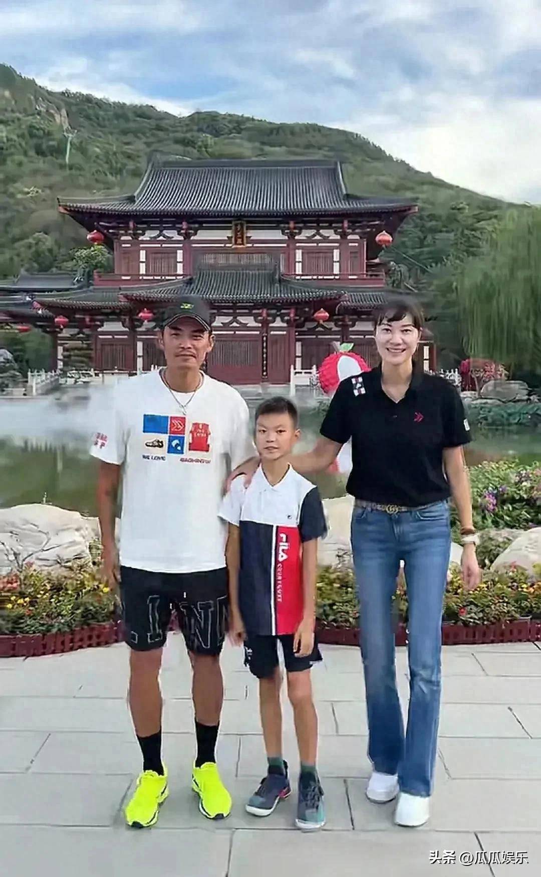 当天,44岁的谢杏芳身穿粉色t恤搭配牛仔裤,身高178的她,那