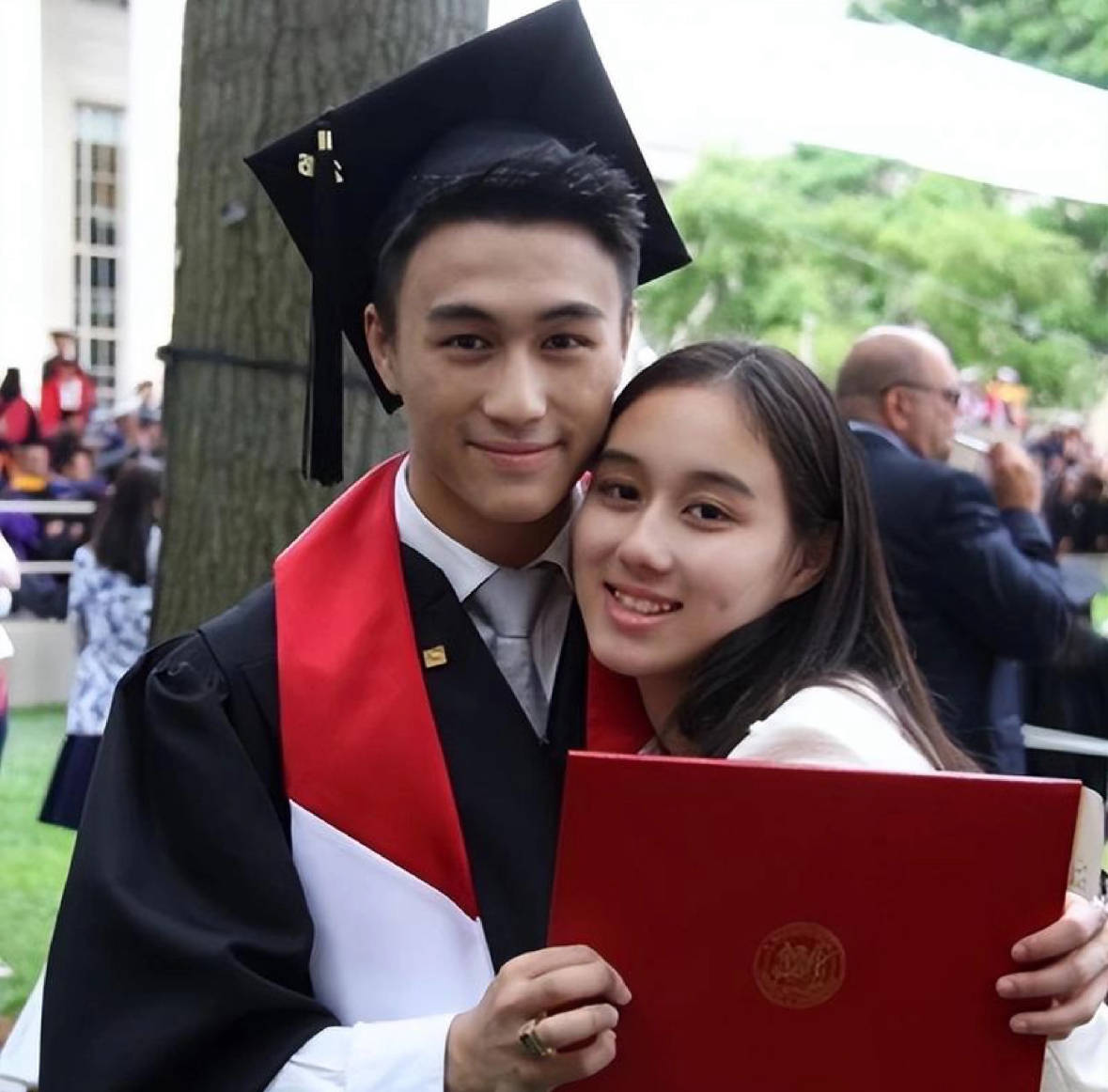 恋妹丑闻,与双胞胎有染,私生子,何猷君的私生活谣言有多离谱?