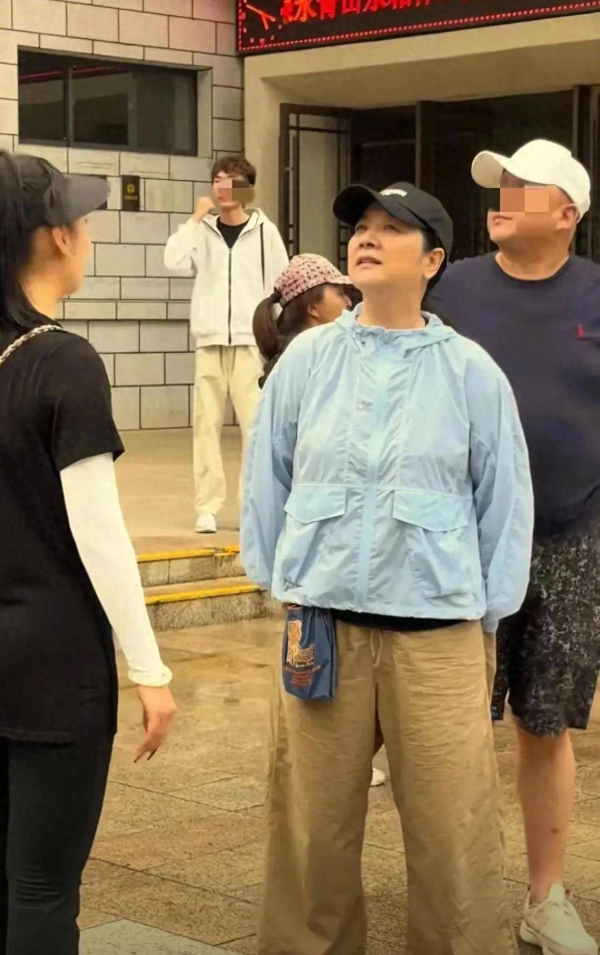 太白山偶遇陈小艺57岁素颜遛弯发福明显真成普通阿姨了