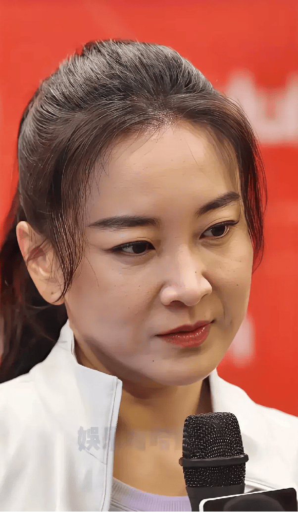 贾玲的近照能看出来她长的很精致四十多岁又