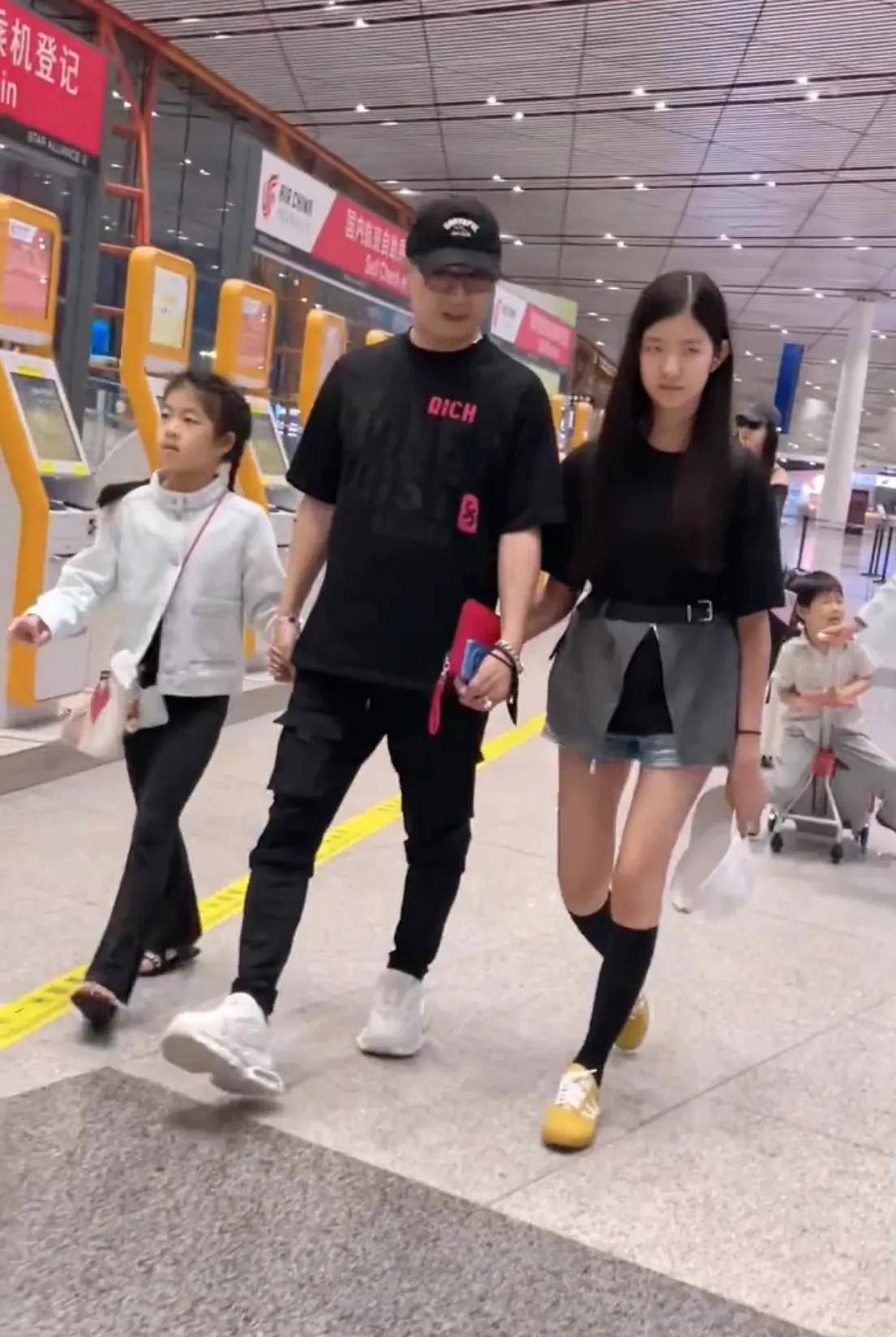 汪峰带四个娃在身边小苹果美二女儿是o型腿醒醒和儿子像他