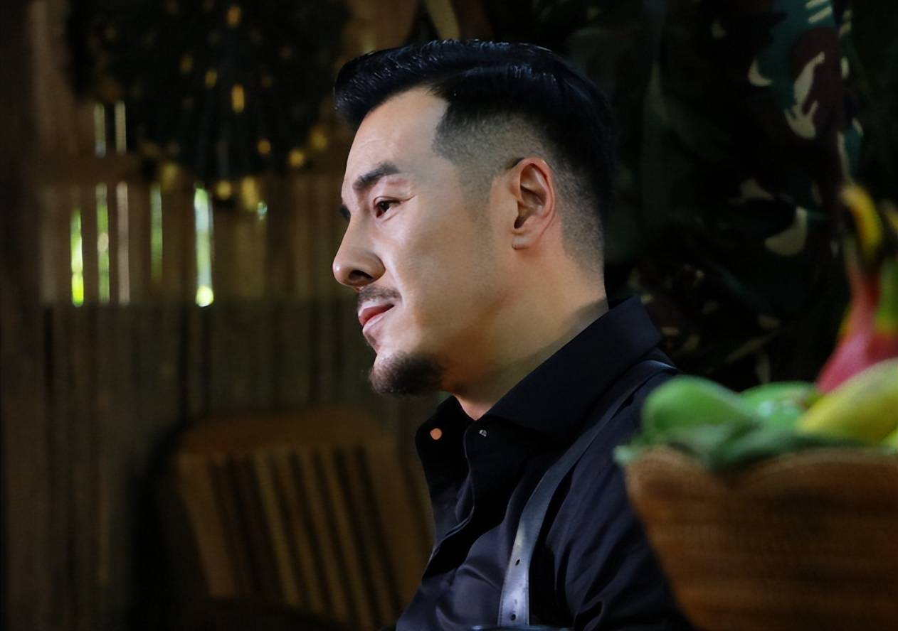 46岁才走红,娶二婚妻子,靠实力不走捷径,父亲是央视领导