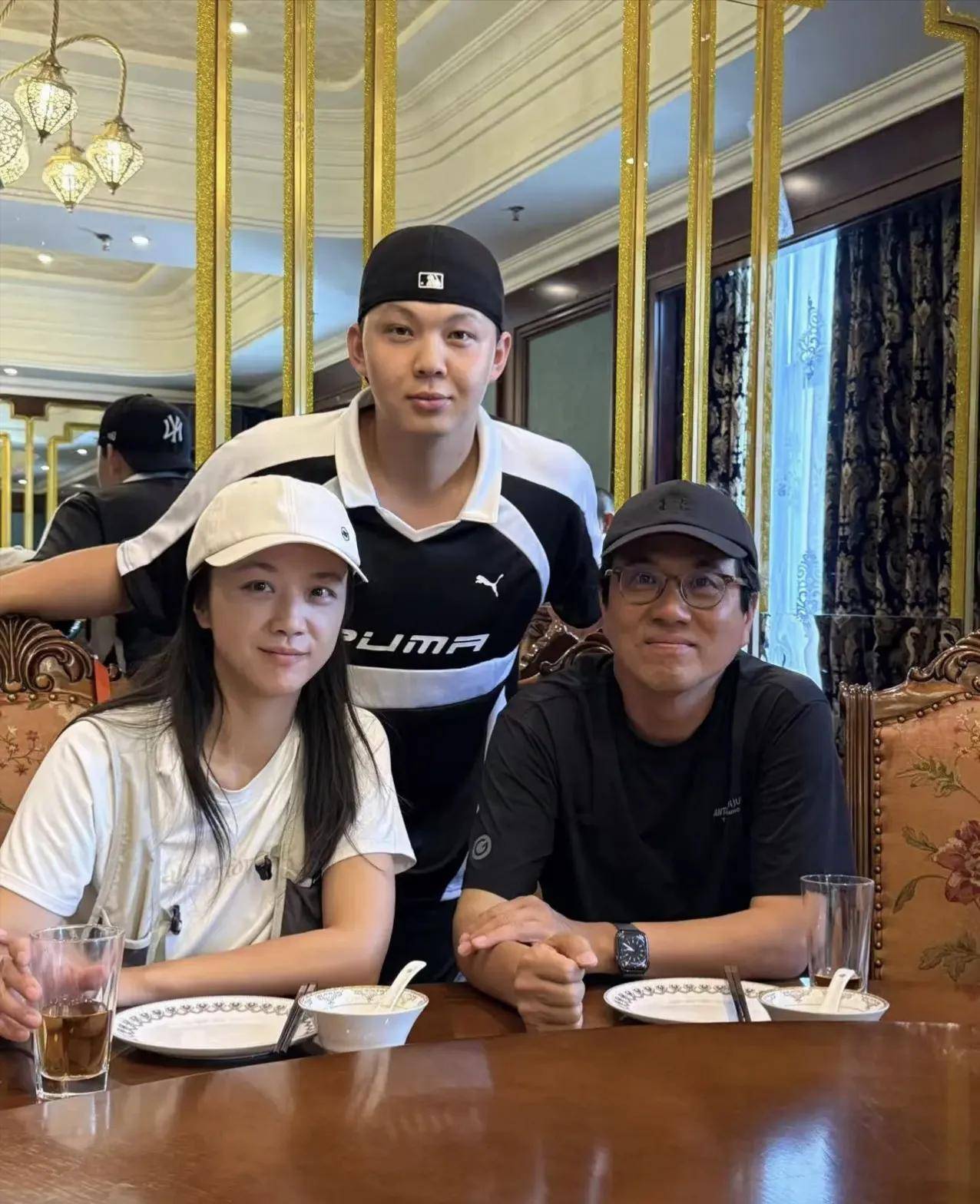 汤唯和老公在新疆餐厅吃饭,金泰勇皮肤黝黑,两人看起来有夫妻相