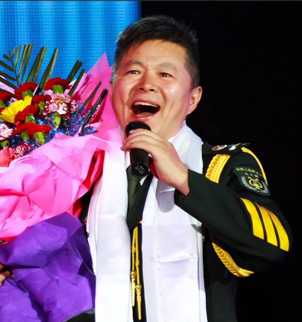 歌唱家王宏伟:父亲离世,母亲守寡,娶小15岁妻子与妈妈情同母女