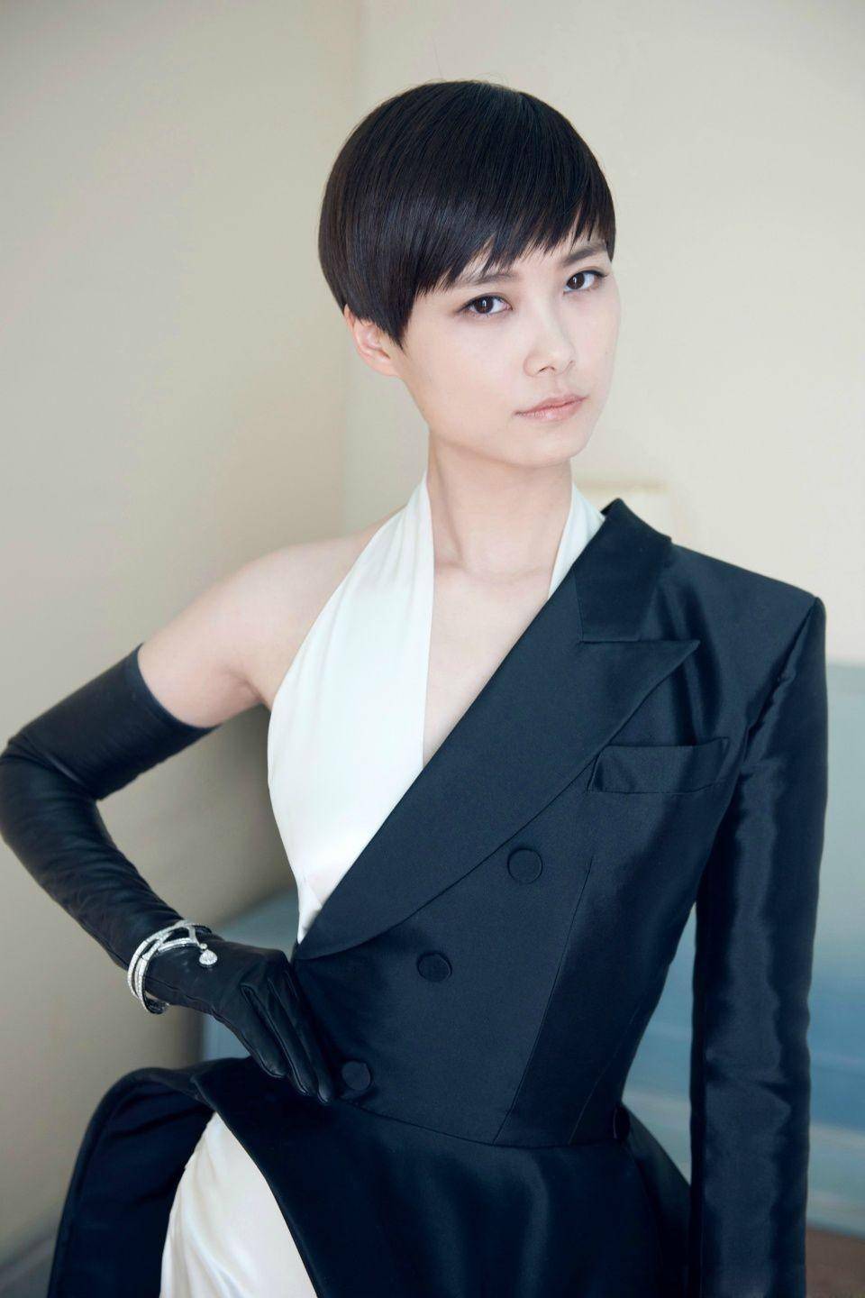 原创没作品没颜值没唱功没身材李宇春究竟凭什么火了20年