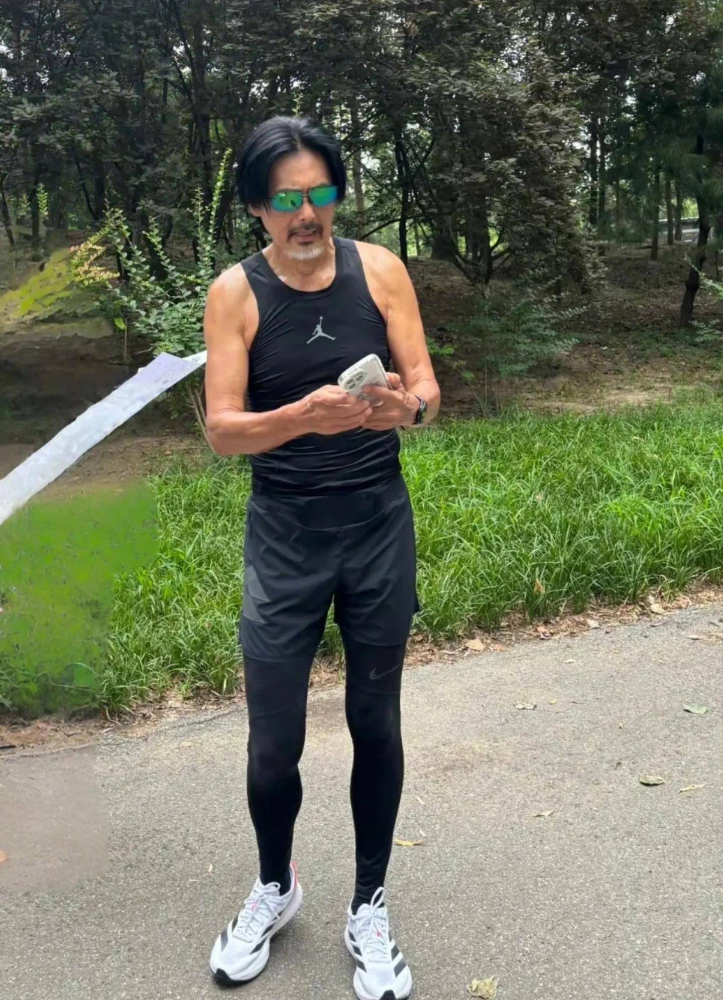 69岁周润发被偶遇,步态轻盈,发量浓密:黑头发加白胡子太惹眼