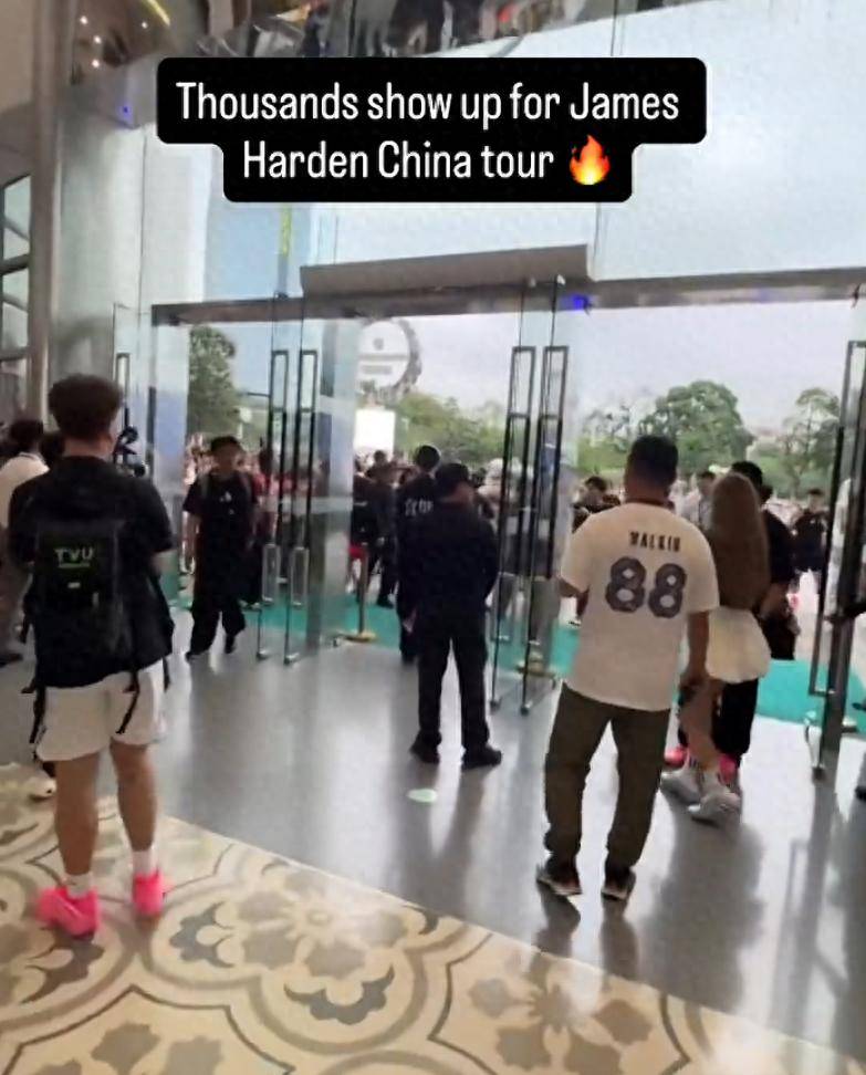 哈登中国行人气爆棚排面拉满:肚腩凸起疑似发福美媒调侃吸收卢卡