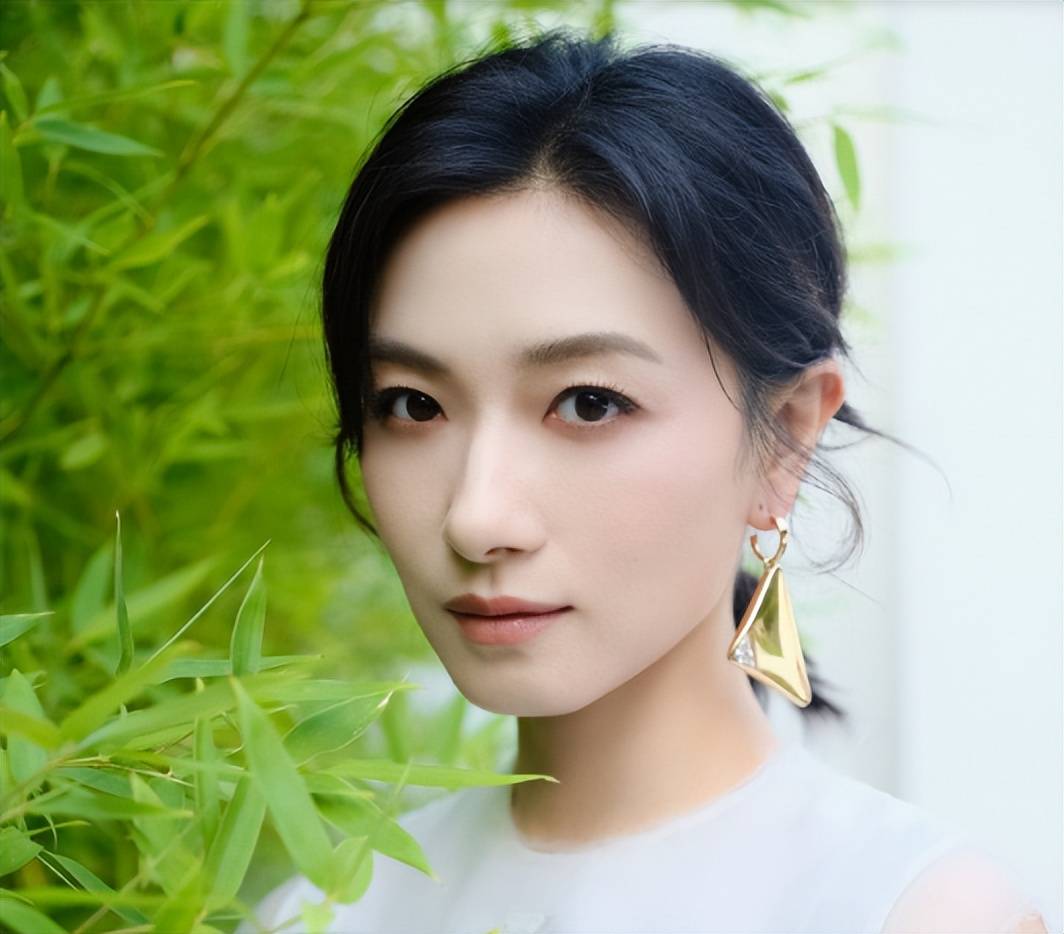 原创万茜自曝上学时没人追看清她的校服照后网友这谁敢追啊