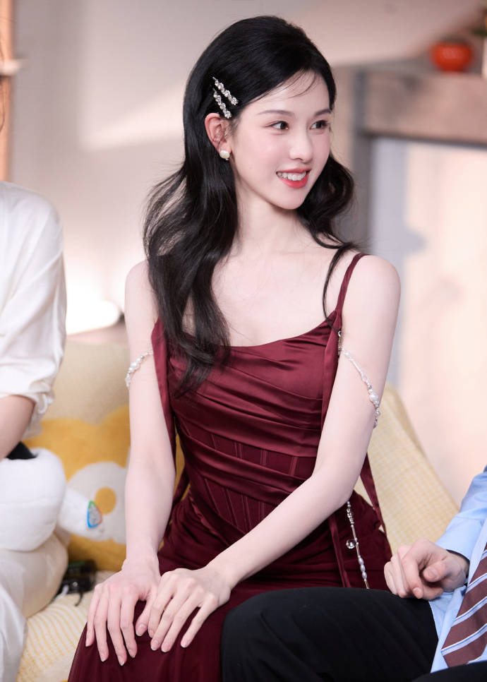 陈都灵 32 岁酒红裙造型，露肩设计显骨感美，演绎温柔轻优雅 