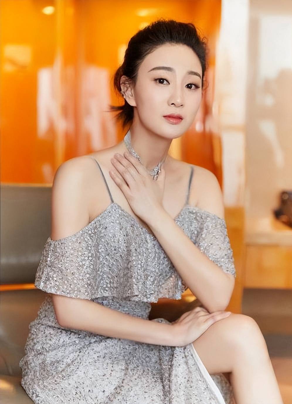 她曾被吴京带火,看到她脱下军装的样子后,实在是太惊艳了