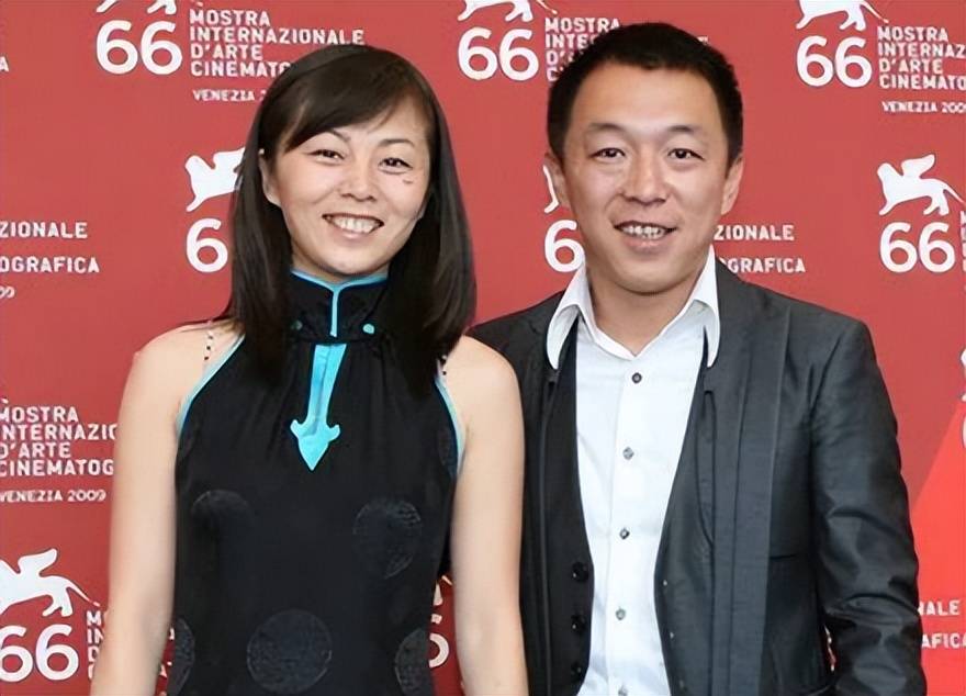 揭秘黄渤和小欧的婚姻:结婚14年生下2个女儿,相濡以沫不离不弃