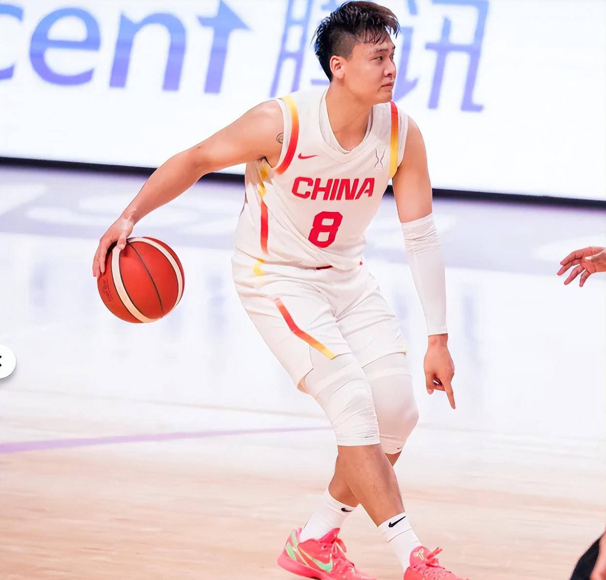 赵睿单节11分致胜,媒体称其为中国男篮的"定海神针"