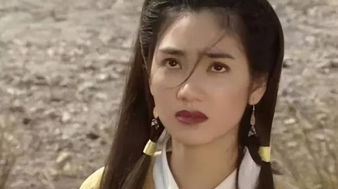 洪欣年轻时有多美?曾经仅解开上衣俩扣子,对面的人就睁大了眼睛