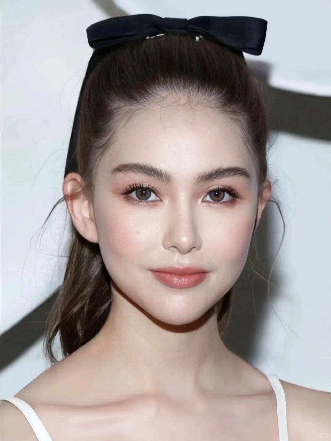 周杰伦为老婆庆生!32岁昆凌素颜大眼睛好美,巨型大蛋糕真浪漫