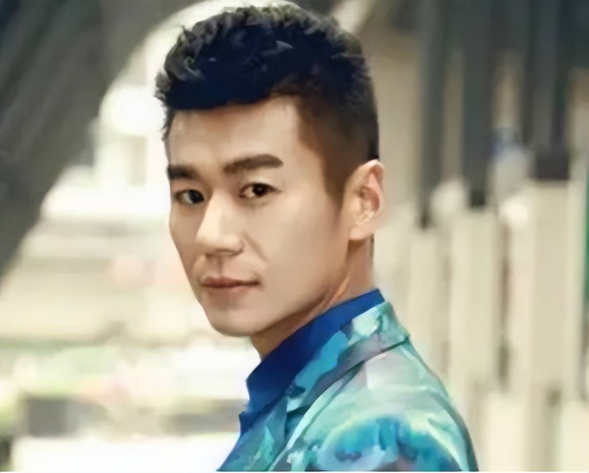 44岁"王艳兵"徐佳近照曝光,霸气十足的他早已和二牛分道扬镳