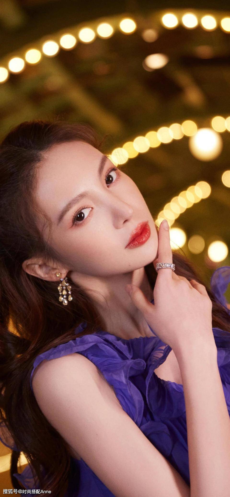 金晨身着紫色层叠纱裙朦胧薄纱自带仙气仿佛在逃公主走进现实