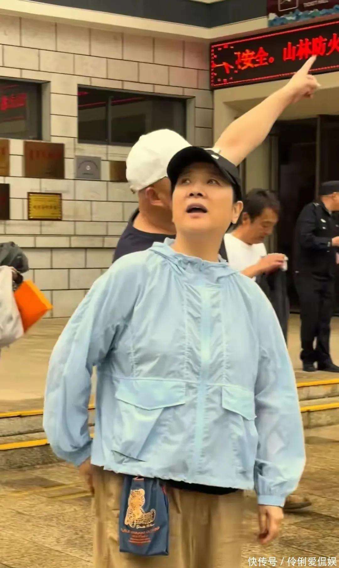58岁陈小艺近照曝光素颜与友人太白山游玩发福认不出却获赞