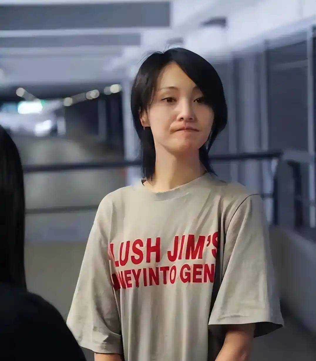 封杀只是冰山一角34岁郑爽突传消息想从美国回来可没那么简单