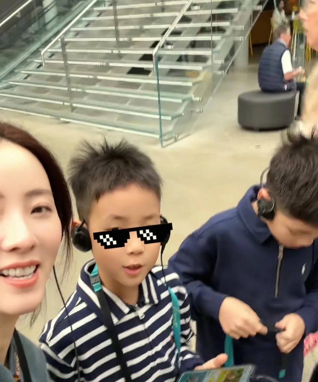 39岁李思思携家人国外旅游,聚餐坐c位,两个儿子气质