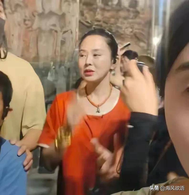 佟大为携全家探秘云冈石窟，关悦打扮贵气脸却肿，儿子神似老爸__佟大为携全家探秘云冈石窟，关悦打扮贵气脸却肿，儿子神似老爸