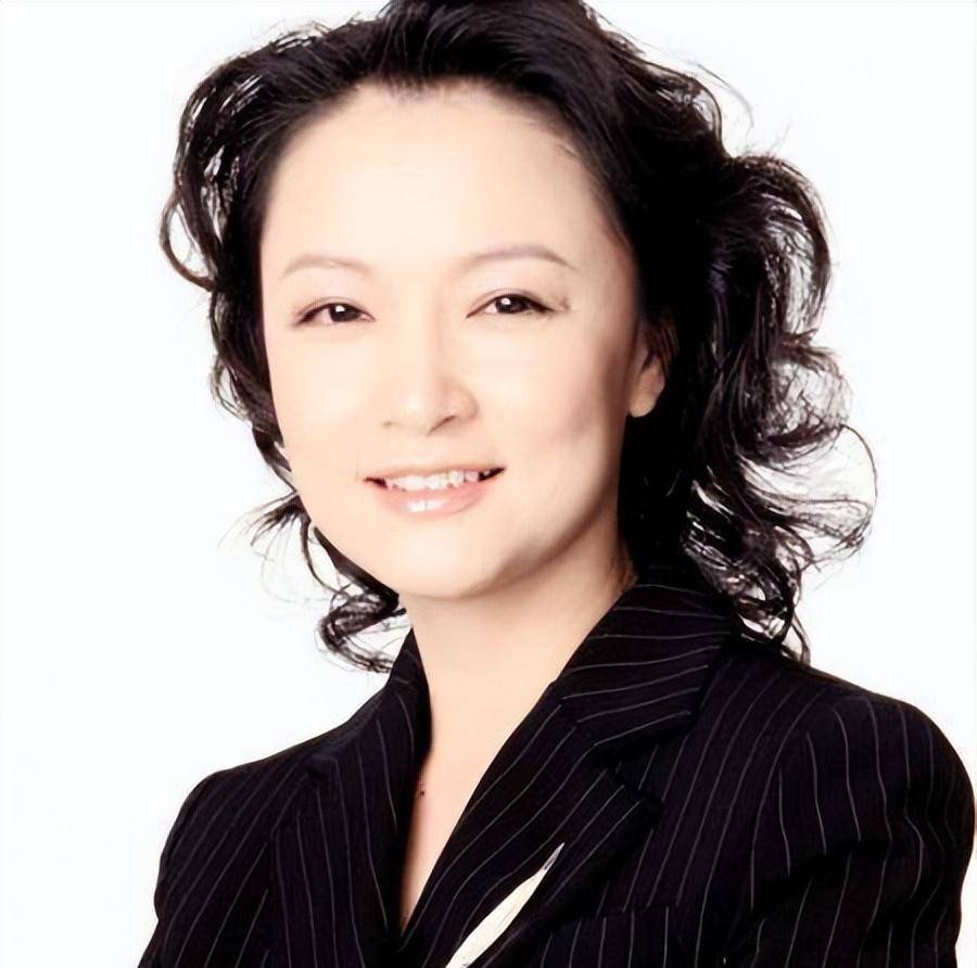 东方卫视名嘴袁鸣,现53岁的她明显有些发福了,昔日的女神感全无