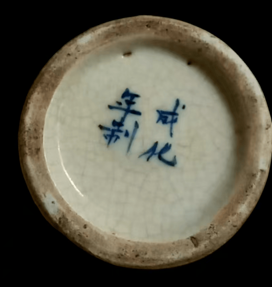 成化年制哥釉青花山水纹笔筒:文房雅藏,瓷韵千年寄