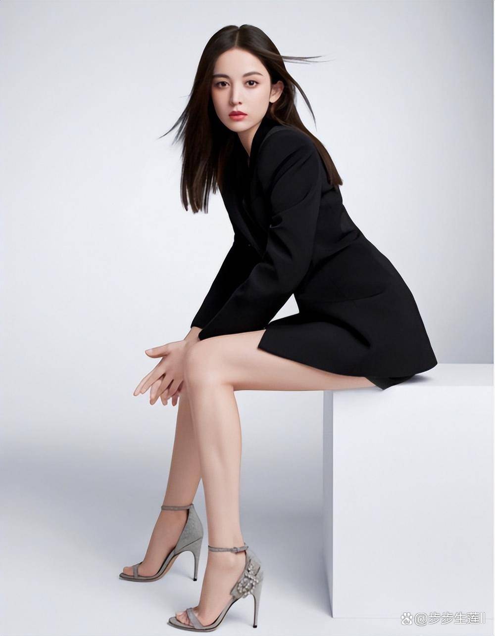 原创冷艳妩媚古力娜扎光脚美腿写真集