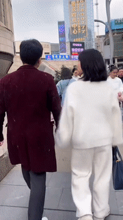 搞笑GIF：这姐路人视角长这样啊，真的惊艳了路人!