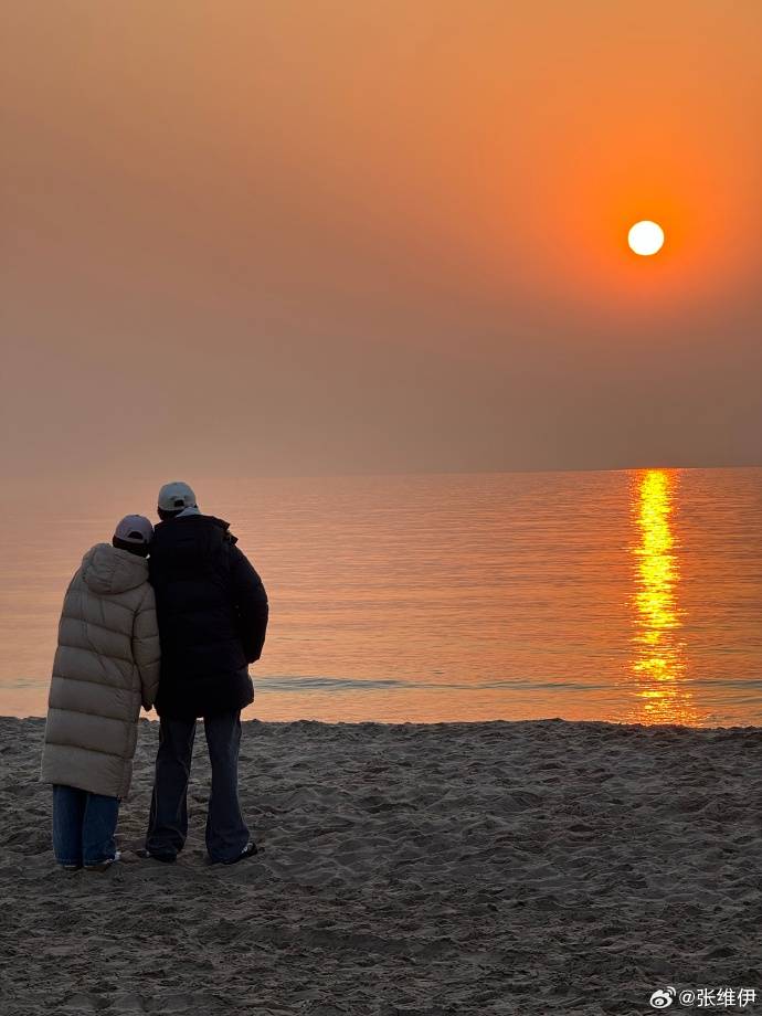 董璇与二婚老公正式官宣,夫妻海边拍"情头照",甜蜜依偎好恩爱