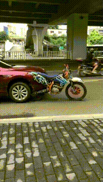 搞笑GIF：这姐路人视角长这样啊，真的惊艳了路人!