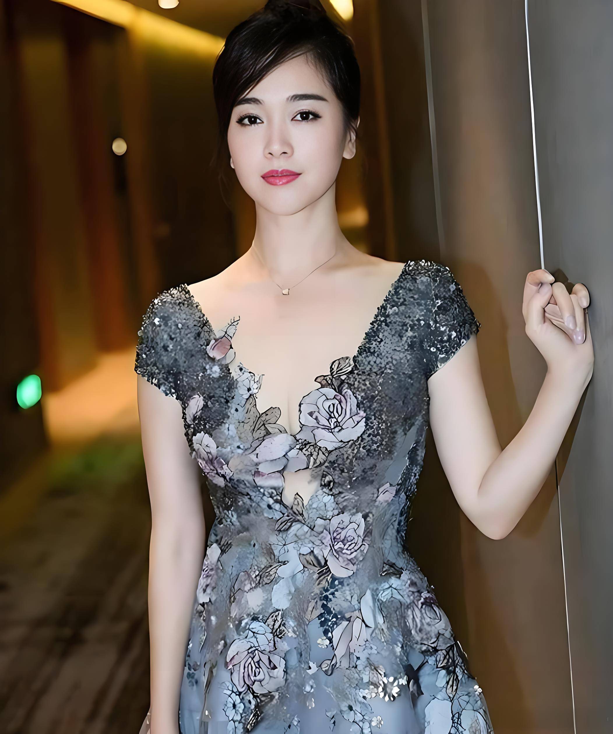 左小青百褶裙造型颠覆常规,47岁腰臀比惊人,逆龄美貌夺人眼球!