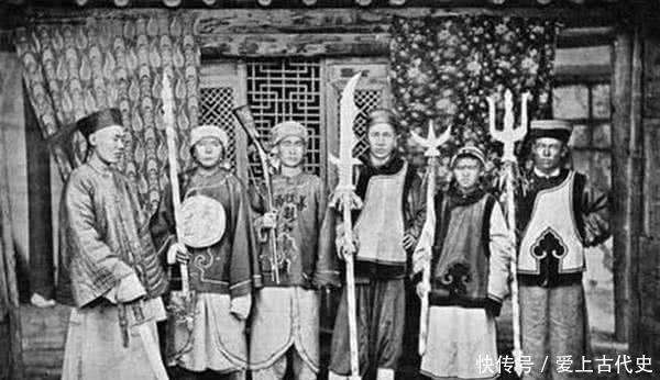 在实施之前，囚犯瞥了一眼将军的家人并大喊：让他离开！ 25年后，他闻名