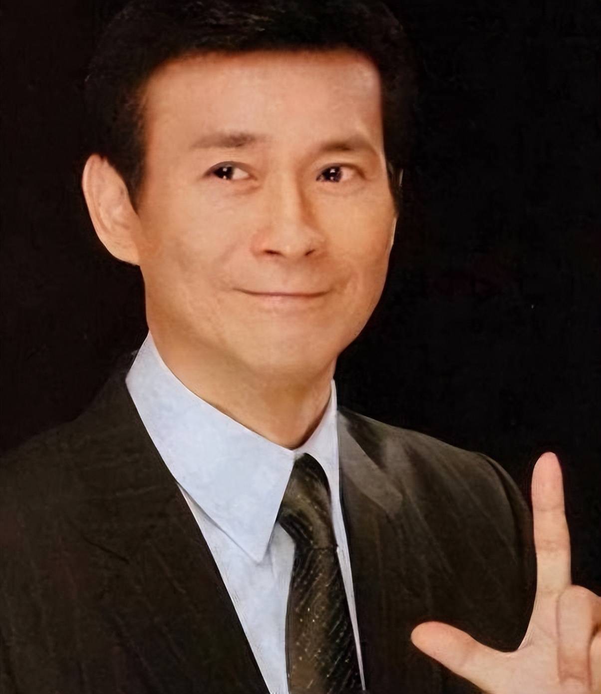 76岁郑少秋带三婚妻子买豪车,妻子穿搭时尚太年轻,小女儿很漂亮