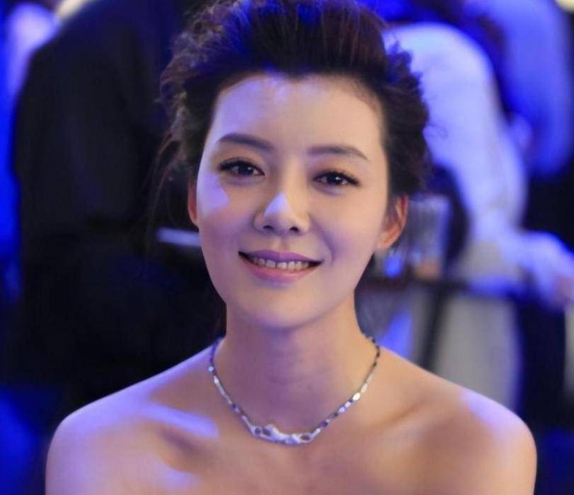 车晓鼻子朝天像猪鼻,网友:和"肥头大耳"的前夫越来越像!