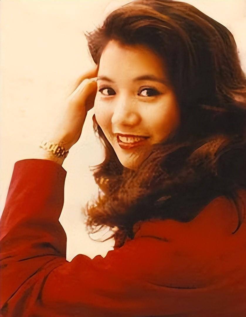 "一代女神"袁咏仪:万千人的梦中情人,终嫁张智霖回归家庭