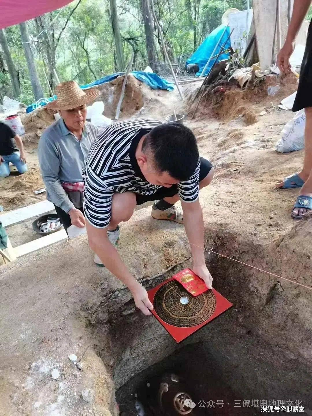 下葬注意事项1无论是迁坟还是新造坟挖土动工时一定要选择一个