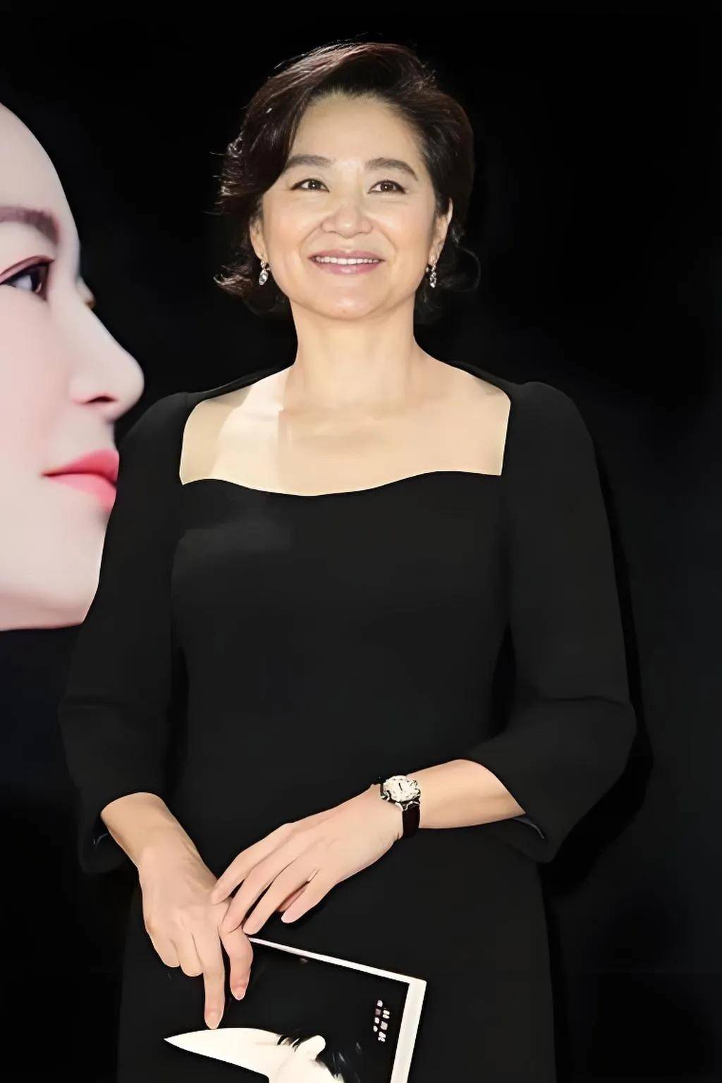 网友牵挂,银幕女神林青霞:两根肋骨的裂痕,一段人生的深度