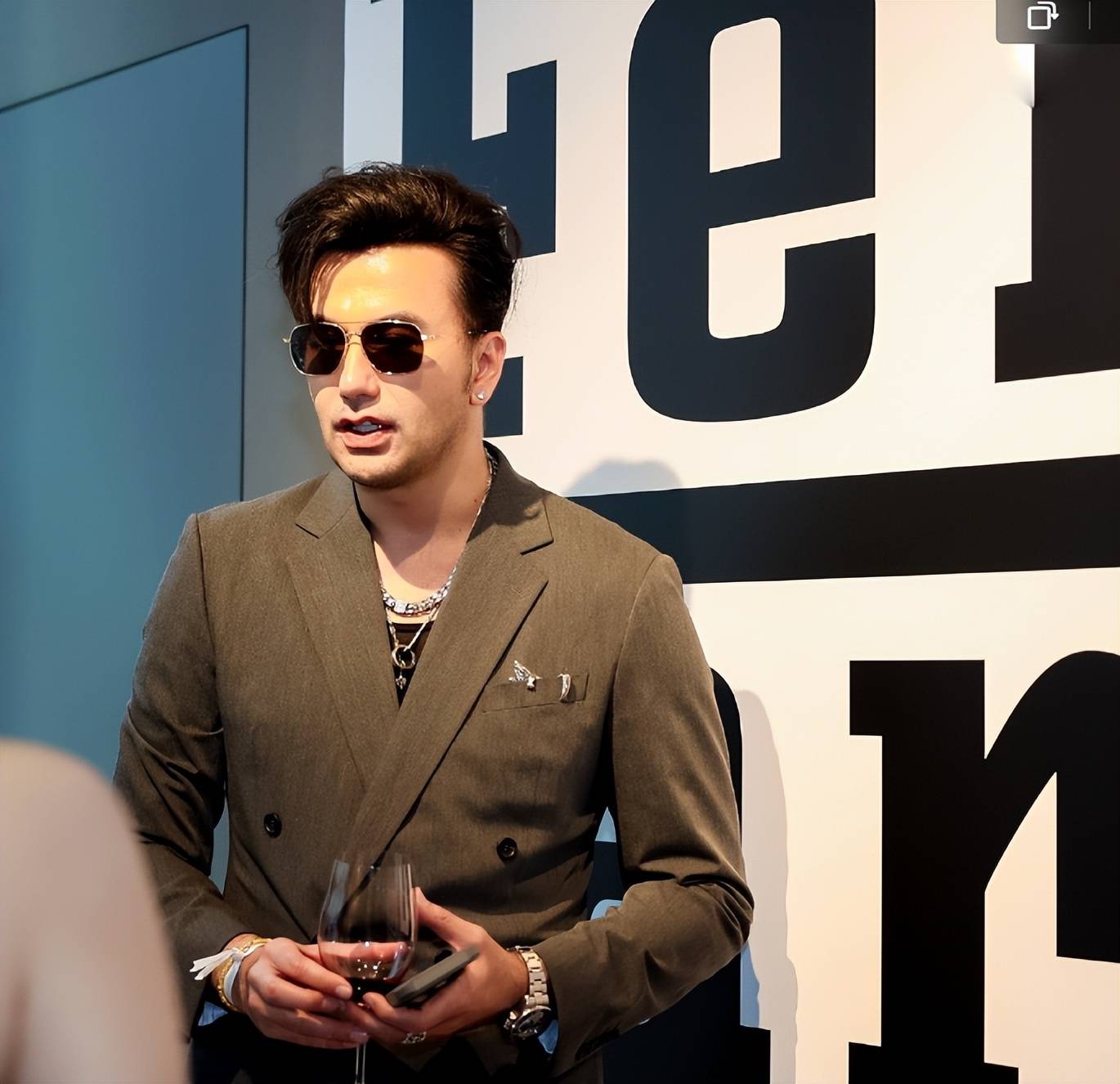 霍建华拍短剧了!魔尊重楼也紧随其后,明星转行短剧,内娱要完了