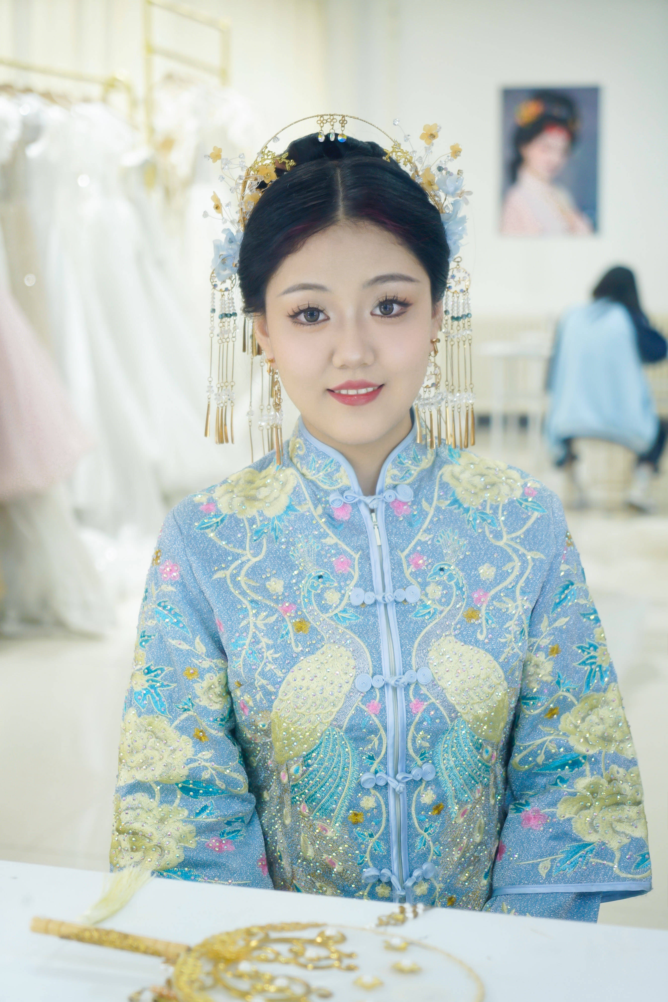 发型设计等内容费用几千元左右;涵盖影视新娘造型等进阶应用课程