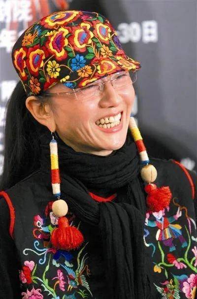 杨丽萍仙气全无指甲也剪了常年吃花瓣水现在65岁拄拐杖出行