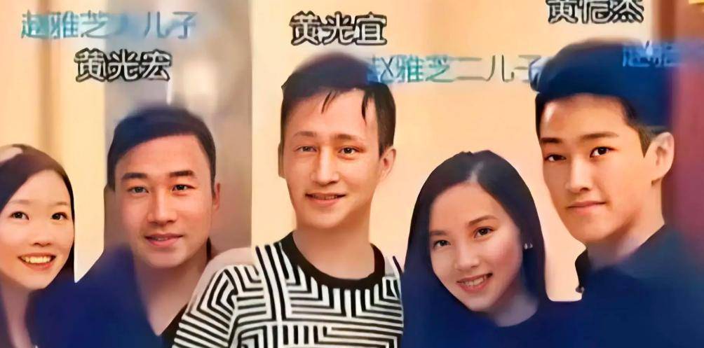 赵雅芝翻阅粉丝手写信十几年家中挂满老物件真诚互动感动网友