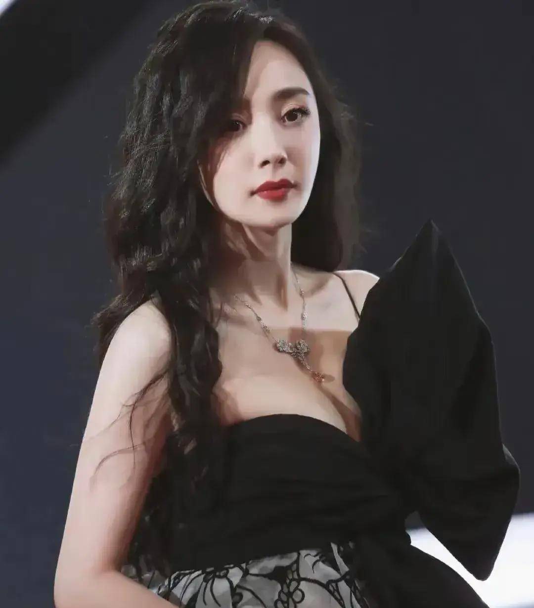 杨幂晚会抖大胸,娱乐圈女星背后泪水和汗水,比你想的更震撼!