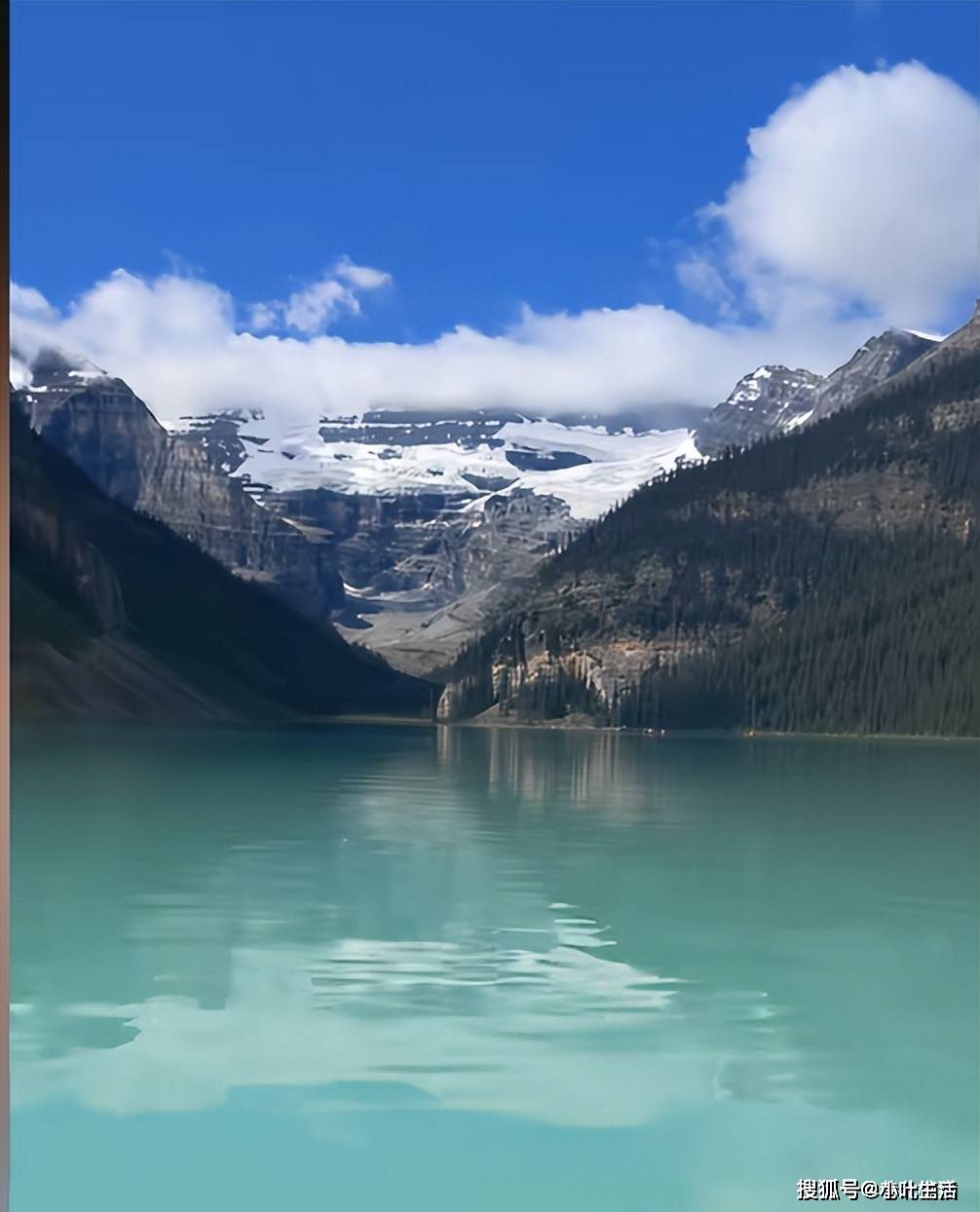 央视主持人国外度假,携妻女高调展示海外生活,遭网友猛烈抨击