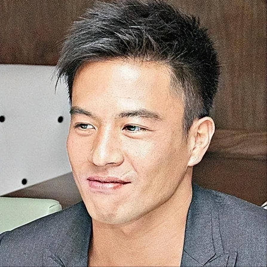 拍戏时一脚将甄子丹踢晕,被誉为李连杰的接班人,铁血硬汉安志杰